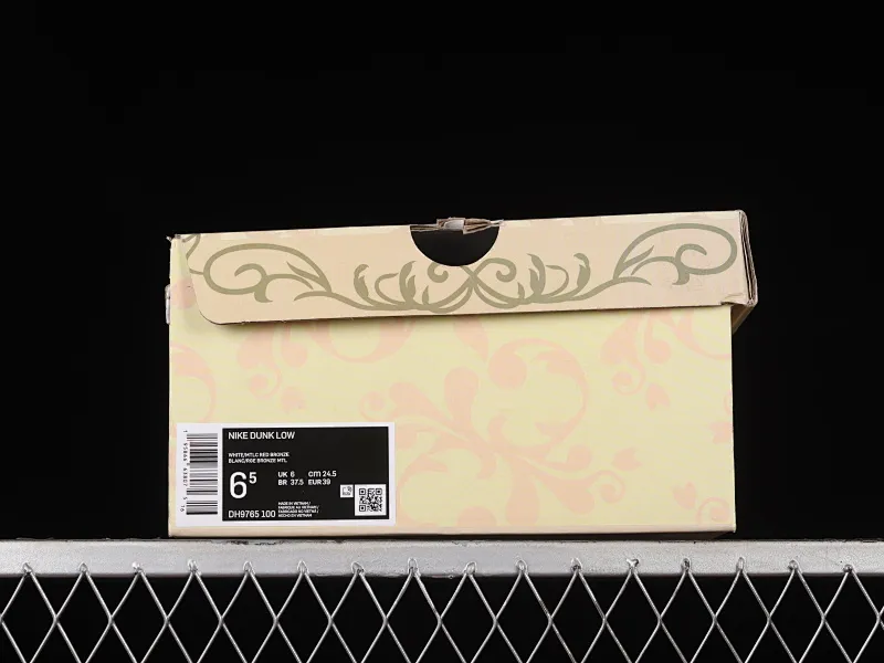 All categories Nk SB Dunk series Nk SB Dunk Low low-top sneakers Nk Dunk Low ESS customized version Vibe style distressed oxidation deconstructed rose cloth patch low-top casual sneakers DH9765-100
